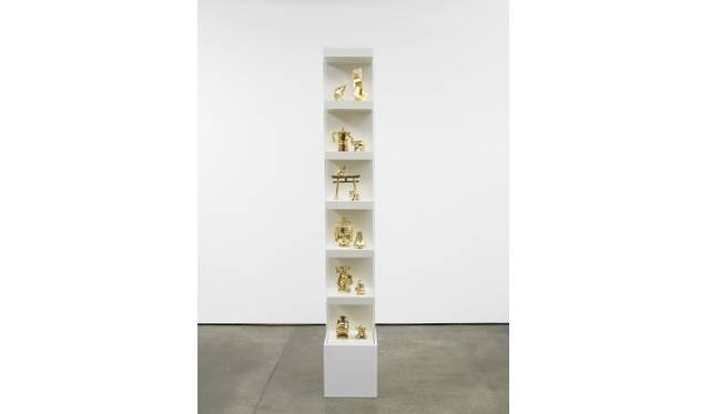 マシュー・ダービシャー Untitled: Accessorised Column No.8 2012 Various chromed components, shelving units, and perspex case215.0 x 30.0 x 30.0 cm ©Matthew Darbyshire Courtesy of Herald St, London; TARO NASU, Tokyo