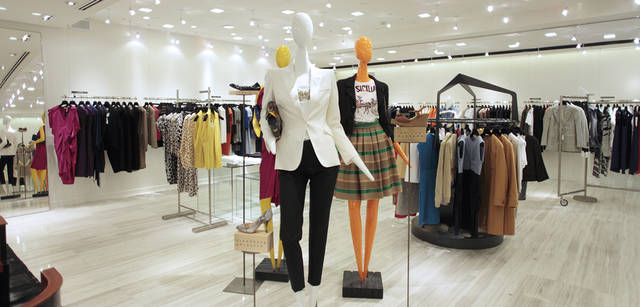 <strong>BARNEYS NEW YORK｜バーニーズ　ニューヨーク</strong>　「バーニーズ　ニューヨーク新宿店」ウィメンズフロアリニューアル　＜4階＞　バーニーズ　ニューヨークが、バーニーズ　ニューヨークであることの意味をアピールする4階