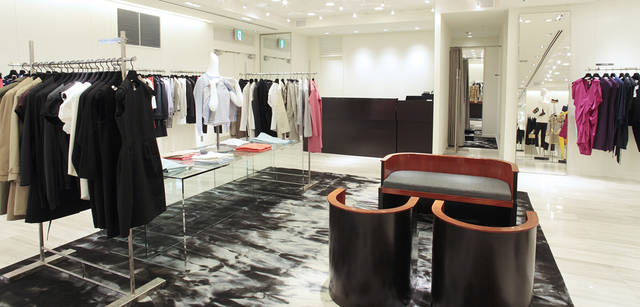 <strong>BARNEYS NEW YORK｜バーニーズ　ニューヨーク</strong>　「バーニーズ　ニューヨーク新宿店」ウィメンズフロアリニューアル　＜4階＞　バーニーズならではのエクスクルーシブ（限定）アイテム“Exclusively Ours”（店頭では“XO”マークで表示）を拡充