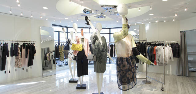 <strong>BARNEYS NEW YORK｜バーニーズ　ニューヨーク</strong>　「バーニーズ　ニューヨーク新宿店」ウィメンズフロアリニューアル　＜4階＞　話題のブランドをクローズアップするポップアップコーナー“バーニーズ　ニューヨーク ショーケース”では、「サンローラン」と「ザ ロウ」をピックアップ。いちおしブランドのショーケースとして注目