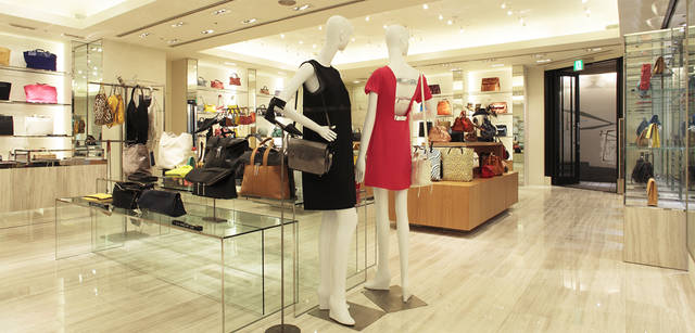 <strong>BARNEYS NEW YORK｜バーニーズ　ニューヨーク</strong>　「バーニーズ　ニューヨーク新宿店」ウィメンズフロアリニューアル　＜1階＞　ドアマンに案内されて足を踏み入れた1階は、4階と同様、大理石（シルバートラバーチン）が敷布され、明るい印象に一変