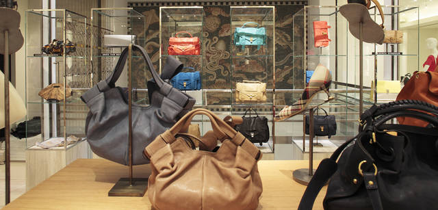 <strong>BARNEYS NEW YORK｜バーニーズ　ニューヨーク</strong>　「バーニーズ　ニューヨーク新宿店」ウィメンズフロアリニューアル　＜1階＞　バッグでは、“Exclusively Ours”（XO）ブランドの「フォンタナ」「マイエット」をはじめ、「サンローラン」「クロエ」「バレンシアガ」などが登場