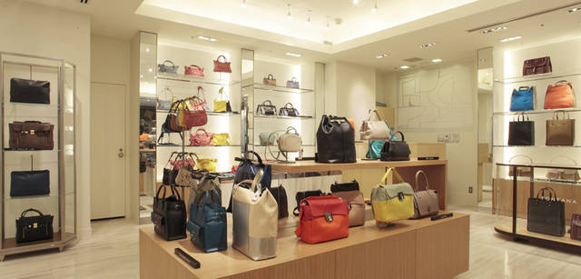 <strong>BARNEYS NEW YORK｜バーニーズ　ニューヨーク</strong>　「バーニーズ　ニューヨーク新宿店」ウィメンズフロアリニューアル　＜1階＞　従来よりバッグの品揃えが豊富になり、バッグ、ジュエリーともに日本ではバーニーズ　ニューヨークでしか取り扱いのないブランドのアイテムも強化