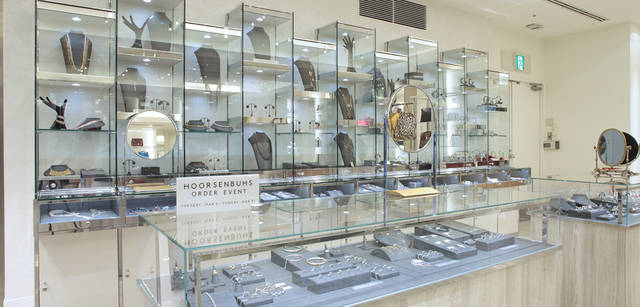 <strong>BARNEYS NEW YORK｜バーニーズ　ニューヨーク</strong>　「バーニーズ　ニューヨーク新宿店」ウィメンズフロアリニューアル　＜1階＞　ジュエリーブランドでは、“Exclusively Ours”（XO）ブランドの「マイエット」「マルコム ベッツ」に注目