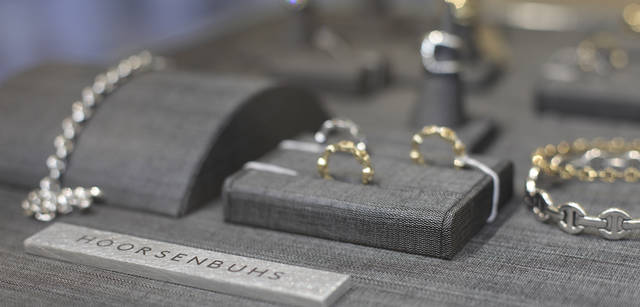 <strong>BARNEYS NEW YORK｜バーニーズ　ニューヨーク</strong>　「バーニーズ　ニューヨーク新宿店」ウィメンズフロアリニューアル　＜1階＞　「ホーセンブース」ではブライダルにお薦めのリングが(XO）