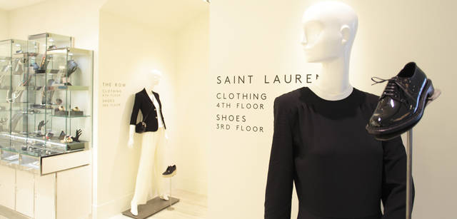 <strong>BARNEYS NEW YORK｜バーニーズ　ニューヨーク</strong>　「バーニーズ　ニューヨーク新宿店」ウィメンズフロアリニューアル　＜1階＞　バッグとジュエリーの売場の1階は、ウェアのコーディネイトもディスプレイするなど、トータルルックのイメージが伝わってくる