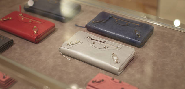 <strong>BARNEYS NEW YORK｜バーニーズ　ニューヨーク</strong>　「バーニーズ　ニューヨーク新宿店」ウィメンズフロアリニューアル　＜1階＞　財布などのスモールレザーグッズも厳選されたラインナップが揃う