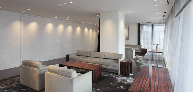 <strong>BARNEYS NEW YORK｜バーニーズ　ニューヨーク</strong>　「バーニーズ　ニューヨーク新宿店」パーソナルショッピングサービススペース　＜9階＞　カード会員のなかでも上位顧客をメインに、バーニーズが誇る質の高い接客サービスを提供する空間ができあがった