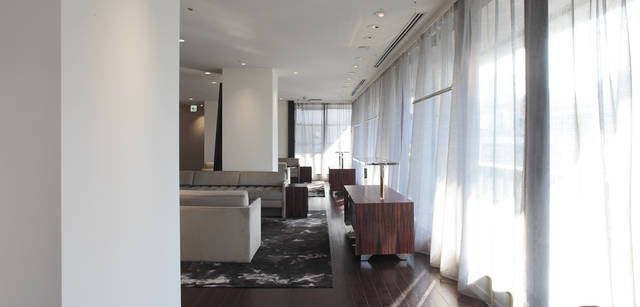 <strong>BARNEYS NEW YORK｜バーニーズ　ニューヨーク</strong>　「バーニーズ　ニューヨーク新宿店」パーソナルショッピングサービススペース　＜9階＞　お客さまの多様なニーズに商品カテゴリーを超えてトータルでお応えできる空間