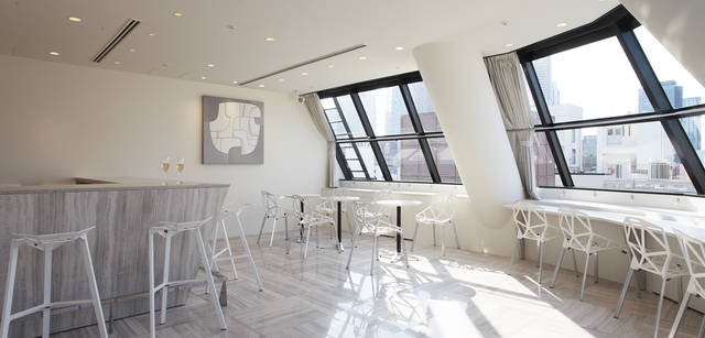 <strong>BARNEYS NEW YORK｜バーニーズ　ニューヨーク</strong>　「バーニーズ　ニューヨーク新宿店」パーソナルショッピングサービススペース　＜10階＞　バーニーズが得意とするトランクショーやオーダー会、特別な販売会の開催などに活用