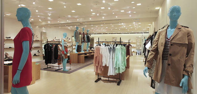 <strong>BARNEYS NEW YORK｜バーニーズ　ニューヨーク</strong>　「バーニーズ　ニューヨーク新宿店」ウィメンズフロアリニューアル　＜3階＞　3階のウェアは“Exclusively Ours”（XO）ブランドの「ウェイン」「クリッペン」をはじめ、「10 クロスビー・デレク ラム」「エリザベス アンド ジェームズ」「スリーワン フィリップ リム」「タクーン エディション」「マリッサ ウェブ」などニューヨークブランドのなかでも最新・最旬なブランドなども目白押し