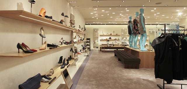 <strong>BARNEYS NEW YORK｜バーニーズ　ニューヨーク</strong>　「バーニーズ　ニューヨーク新宿店」ウィメンズフロアリニューアル　＜3階＞　シューズでは、“Exclusively Ours”（XO）ブランドの「マイエット」「ウノ オット ウノ」をはじめ「アライア」「イザベル マラン」「クロエ」「サンローラン」「ジバンシィ」「「ジャンヴィト ロッシ」「ジュゼッペ ザノッティ デザイン」「ドルチェ アンド ガッバーナ」などがラインナップ