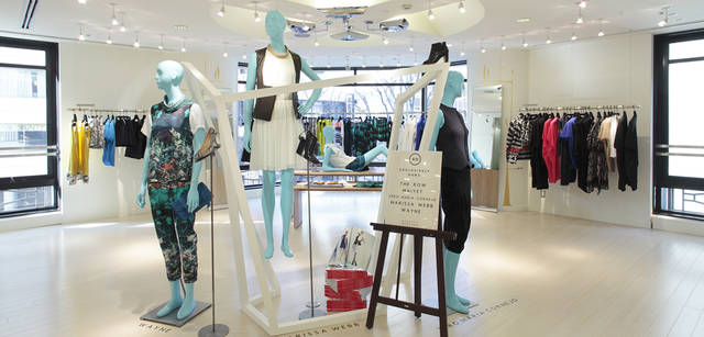 <strong>BARNEYS NEW YORK｜バーニーズ　ニューヨーク</strong>　「バーニーズ　ニューヨーク新宿店」ウィメンズフロアリニューアル　＜3階＞　注目ブランドを紹介するスペース、“マンスリー バーニーズ　ニューヨーク”は3階