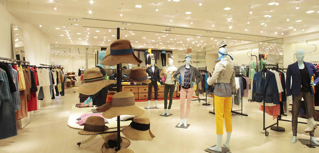 <strong>BARNEYS NEW YORK｜バーニーズ　ニューヨーク</strong>　「バーニーズ　ニューヨーク新宿店」ウィメンズフロアリニューアル　＜2階＞　2階は、「アクネ」「エージー」「モンクレール」「イザベル マラン エトワール」などのウェアにくわえ、人気のデニム、スカーフ、帽子、ヘアアクセサリー、ベルト、傘などのアクセサリーが充実