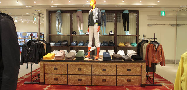 <strong>BARNEYS NEW YORK｜バーニーズ　ニューヨーク</strong>　「バーニーズ　ニューヨーク新宿店」ウィメンズフロアリニューアル　＜2階＞　感度の高い大人にふさわしいラグジュアリーなカジュアルコーディネイトがワンフロアで完成する