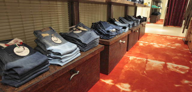 <strong>BARNEYS NEW YORK｜バーニーズ　ニューヨーク</strong>　「バーニーズ　ニューヨーク新宿店」ウィメンズフロアリニューアル　＜2階＞　デニム＝ヒッピー＝タイダイというイメージから、赤のタイダイのラグとテーブルのコーディネイトが新鮮