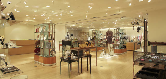 <strong>BARNEYS NEW YORK｜バーニーズ　ニューヨーク</strong>　「バーニーズ　ニューヨーク新宿店」ウィメンズフロアリニューアル　＜地下1階＞　地下1階は、ベビーやギフト、ブライダルサービスを扱うフロアに変身