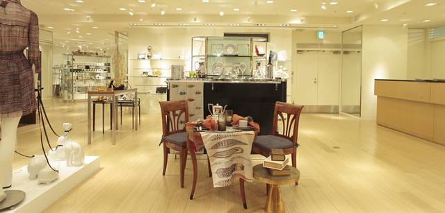 <strong>BARNEYS NEW YORK｜バーニーズ　ニューヨーク</strong>　「バーニーズ　ニューヨーク新宿店」ウィメンズフロアリニューアル　＜地下1階＞　テーブルウェアやインテリア小物、ベビーギフトなどの「チェルシーパッセージ」