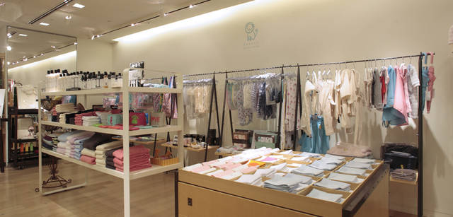 <strong>BARNEYS NEW YORK｜バーニーズ　ニューヨーク</strong>　「バーニーズ　ニューヨーク新宿店」ウィメンズフロアリニューアル　＜地下1階＞　ベビーギフトでは、「アルテ アンド クォイオ」「ベニーニ」「モンテグラッパ」「バーニーズ　ニューヨーク ベビー」などを揃える