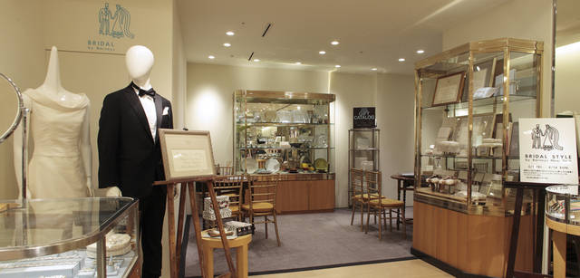<strong>BARNEYS NEW YORK｜バーニーズ　ニューヨーク</strong>　「バーニーズ　ニューヨーク新宿店」ウィメンズフロアリニューアル　＜地下1階＞　引き出物をはじめとするバーニーズらしい上質なブライダルシーンをサポートする「ブライダルサービス」