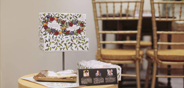 <strong>BARNEYS NEW YORK｜バーニーズ　ニューヨーク</strong>　「バーニーズ　ニューヨーク新宿店」ウィメンズフロアリニューアル　＜地下1階＞　のパッケージが楽しいコラボ引き菓子（ティーマカロンラスク）