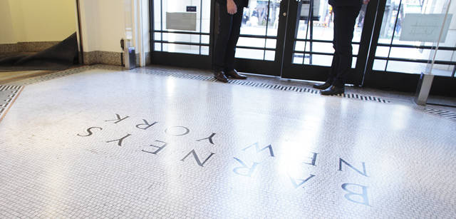 <strong>BARNEYS NEW YORK｜バーニーズ　ニューヨーク</strong>　もともとエントランスアプローチにあったモザイクを一部残しながら、床が一面化して広がりを感じさせるスペースに