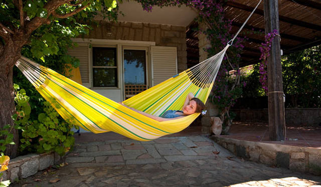 <strong>LIVING MOTIF｜リビング・モティーフ</strong>　ハンモック「LA SIESTA（ラ シエスタ）」　＜新入荷・4月中旬入荷予定＞ISLE ÑA 1人用ハンモック 1万4280円（カラー：イエローストライプ、布部分幅：140cm、全長：300cm、耐荷重：120kg、素材：オーガニックコットン100％）