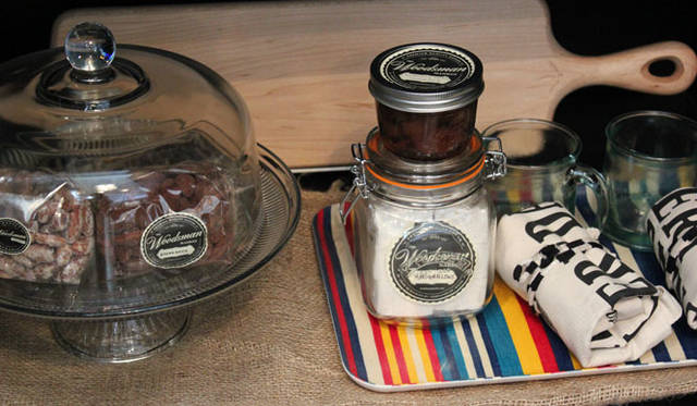 <strong>The Tastemakers & Co.</strong>　南青山The Tastemakers & Co. 「THE GOOD STUFF」　Deckchairstripesのカラフルなストライプのファブリックを挟み込んだ、The Tastemakers & Co.オリジナルトレイ