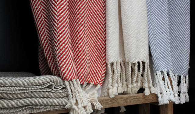 <strong>The Tastemakers & Co.</strong>　南青山The Tastemakers & Co. 「THE GOOD STUFF」　ボリュームのある起毛がふっくらとした肌触りと高い保湿性を実現するヘリンボーン織りのコットンスロー　