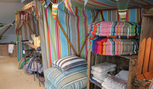 <strong>The Tastemakers & Co.</strong>　南青山The Tastemakers & Co. 「THE GOOD STUFF」　Deckchairstripesのカラフルなストライプのファブリックを大胆に6パターンも使った、大きめサイズのラウンドクッション