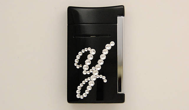 <strong>S.T. Dupont｜エス・テー・デュポン</strong>　イニシャル入れの例