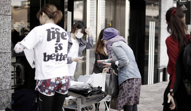 <strong>Run for Children Tohoku in adidas RUNBASE 2013</strong>　13時30分に受付開始。参加者たちがぞくぞくと受付場所のランニング施設「アディダス ランベース（adidas RUNBASE）」に集まりはじめた