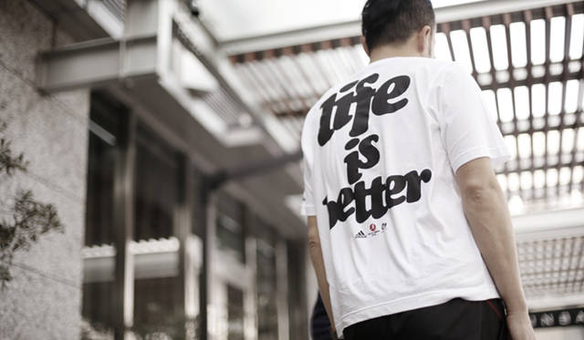 <strong>Run for Children Tohoku in adidas RUNBASE 2013</strong>　宮城県・仙台市出身のグラフィックデザイナー・菅原義浩氏が故郷を想い、その地で育っていく子どもたちの未来を想像しながらデザインした特製Tシャツ。背中には「Life Is Better（＝人生はもっと素晴らしい）」の文字が刻まれている