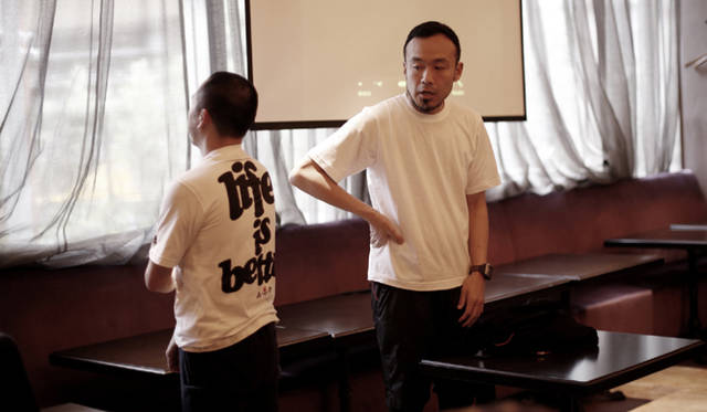 <strong>Run for Children Tohoku in adidas RUNBASE 2013</strong>　菅原氏とともに特製Tシャツをデザインした松浦氏。今回のデザインに込めた想いを解説