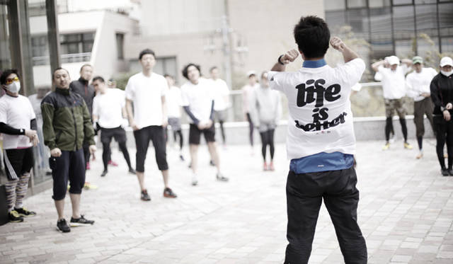 <strong>Run for Children Tohoku in adidas RUNBASE 2013</strong>　アディダスランニングチームの指導のもと、出発前には入念な準備運動をおこなった