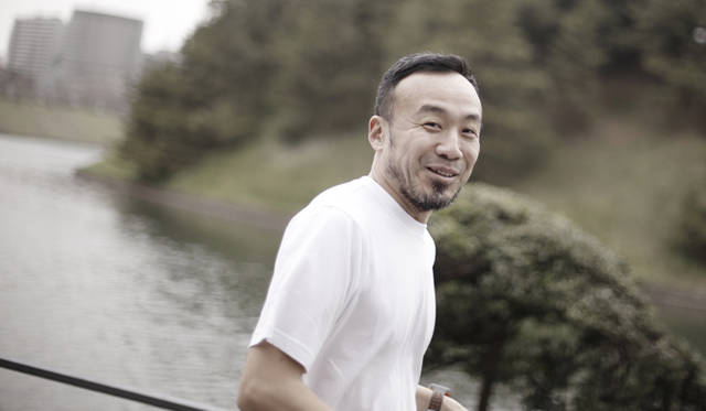 <strong>Run for Children Tohoku in adidas RUNBASE 2013</strong>　この日は強風と煙霧（えんむ）に見舞われ、お世辞にもラン日和とはいえない天気だったが、皇居を走る松浦氏や参加者の表情はすがすがしさに満ちていた