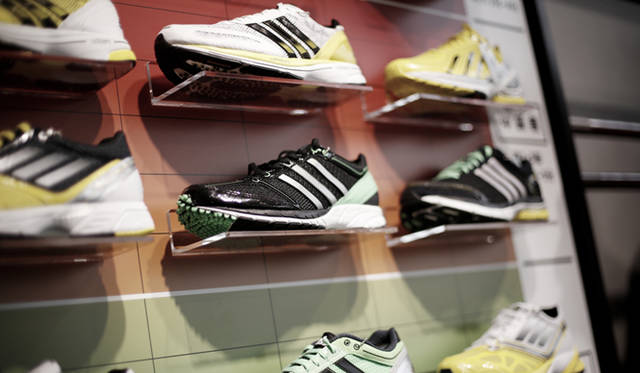 <strong>Run for Children Tohoku in adidas RUNBASE 2013</strong>　シューズのレンタルは100円。仕事帰りに手ぶらで訪れる人も多いのだとか