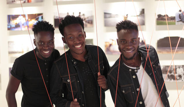 <strong> DIESEL｜ディーゼル 南アフリカの3人組とデニムコレクション</strong> 南アフリカのフォトグラファートリオ、「I SEE A DIFFERENT YOU」。左から、イノセント、ブヨ、ジャスティス。両脇の2人が双子だ。東京・渋谷のディーゼル アート ギャラリーにて