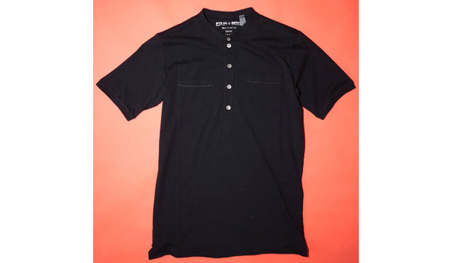 <strong> DIESEL｜ディーゼル 南アフリカの3人組とデニムコレクション</strong> 伸縮性のある生地を採用。ヘンリーネックTシャツ2万790円（ディーゼル＋イードゥン／ディーゼル ジャパン）