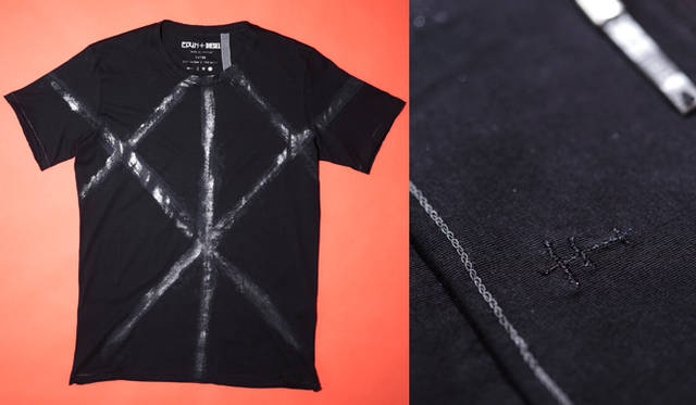 <strong> DIESEL｜ディーゼル 南アフリカの3人組とデニムコレクション</strong> 光沢のある箔をプリント。Tシャツ1万4490円（ディーゼル＋イードゥン／ディーゼル ジャパン）