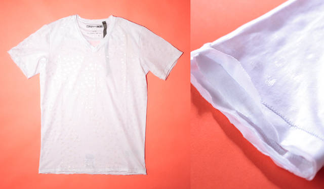 <strong> DIESEL｜ディーゼル 南アフリカの3人組とデニムコレクション</strong> こちらはドット柄の箔プリント。Tシャツ1万8690円（ディーゼル＋イードゥン／ディーゼル ジャパン）