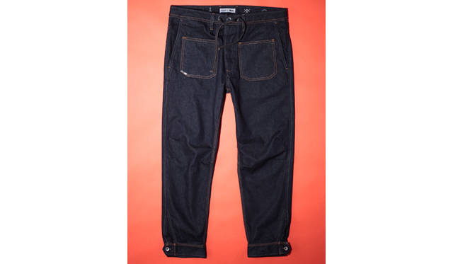 <strong> DIESEL｜ディーゼル 南アフリカの3人組とデニムコレクション</strong> ウエストにドローコード、裾にアジャスターがつく。デニムパンツ3万9900円（ディーゼル＋イードゥン／ディーゼル ジャパン）