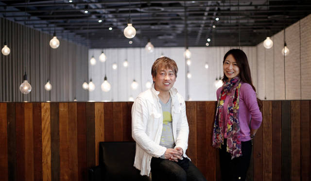 <strong>伊藤嶺花×小山進｜スピリチュアル対談（前編）</strong>　クリエイター“自身”の魅力に迫る連載「Divine of Creation」。第16回目のゲストは、京都府出身のショコラティエ／パティシエ小山進さん（左）