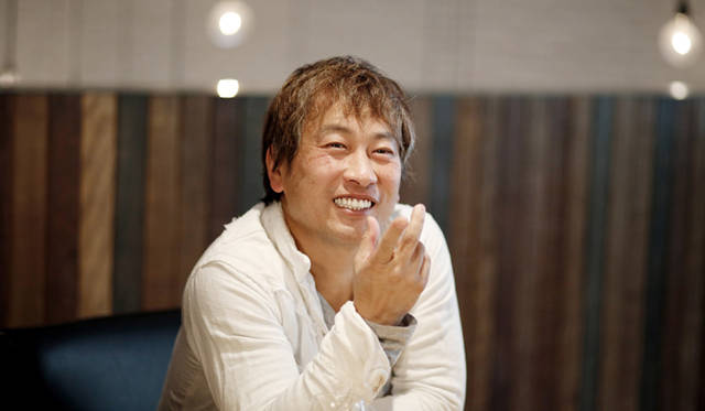 <strong>伊藤嶺花×小山進｜スピリチュアル対談（前編）</strong>　今年2月にチョコレート専門の店「Rozilla（ロジラ）をオープン。「大人には『子どものときはいっぱい面白いこと考えてたやん。バカバカしいこと考えてたやん。いつの間にそれを忘れて、どこに置いてきてしまったの？』ってことを、この店でちょっと思い返してほしい」（小山さん）