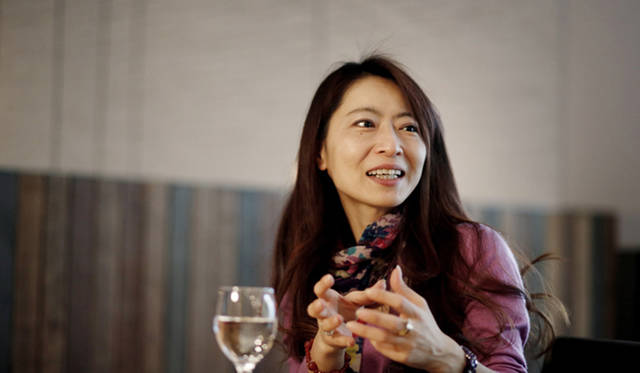 <strong>伊藤嶺花×小山進｜スピリチュアル対談（前編）</strong>　「想いを形にするという意味では、ケーキやチョコレートを通して、なにかを『伝える』ことをすごく大事にされていますよね」（伊藤さん）