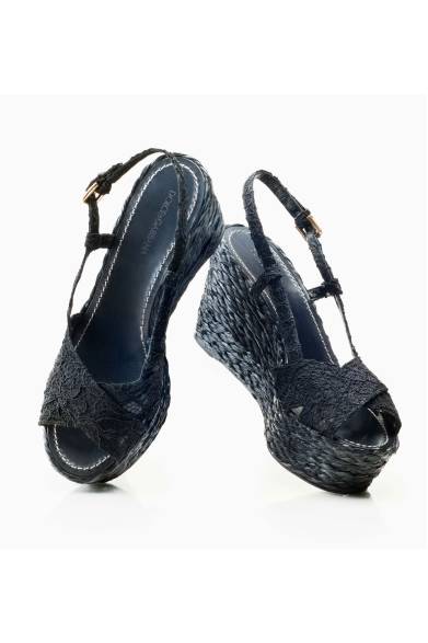 ラフィア&レース ウェッジソール<br />価格｜5万3550円<br /><br />期間｜2013年3月20日（水、祝）～4月2日（火）<br />場所｜伊勢丹新宿店本館2階＝婦人靴プロモーションスペース<br /><br />ドルチェ&ガッバーナ ジャパン<br />Tel. 03-6419-2220期間｜2013年3月20日（水、祝）～4月2日（火）<br />場所｜伊勢丹新宿店本館2階＝婦人靴プロモーションスペース<br /><br />ドルチェ&ガッバーナ ジャパン<br />Tel. 03-6419-2220