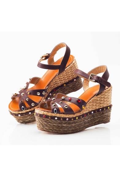 カラーストーン付きウェッジソール<br />価格｜7万3500円<br /><br />期間｜2013年3月20日（水、祝）～4月2日（火）<br />場所｜伊勢丹新宿店本館2階＝婦人靴プロモーションスペース<br /><br />ドルチェ&ガッバーナ ジャパン<br />Tel. 03-6419-2220