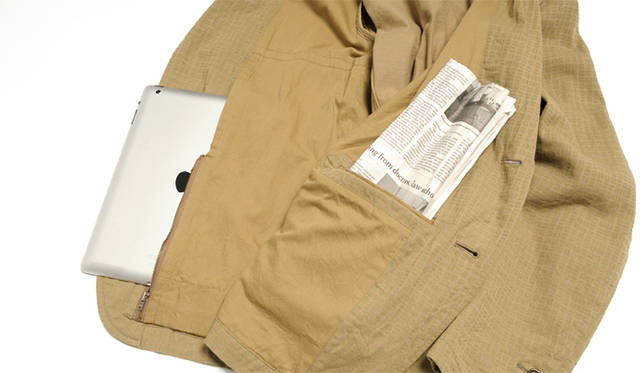 <strong>ESTNATION ｜エストネーション</strong>　ジャケット内側の右ポケットにはiPadや雑誌を収納、左ポケットには新聞を挿すことができる