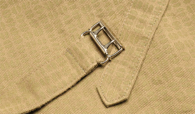 <strong>ESTNATION ｜エストネーション</strong>　ジレに使用されているバックルは、アメリカの老舗メーカーから取り寄せたもの