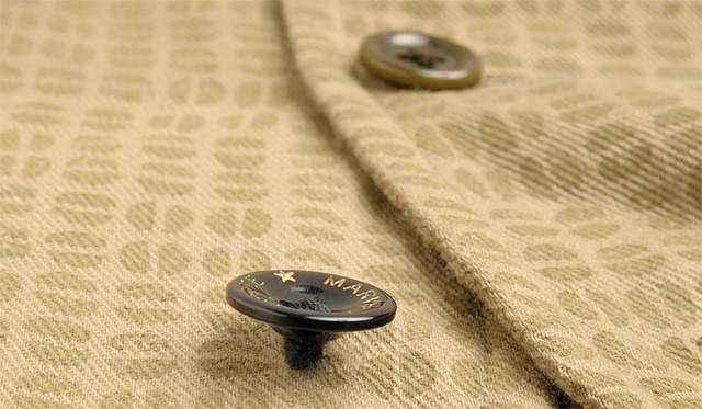 <strong>ESTNATION ｜エストネーション</strong>　「MARVY JAMOKE」のロゴが入ったすり鉢状のオリジナルボタン。糸山も高くつけてあり、着脱が容易に